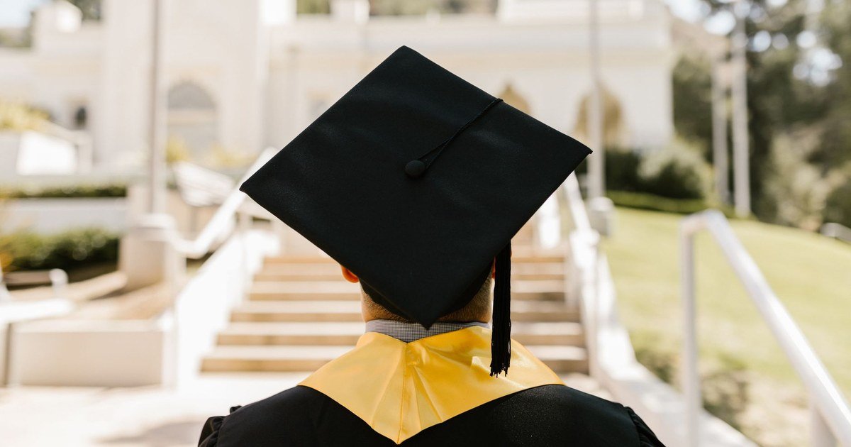 Carleton University Renewable Entrance Scholarships for Business Students