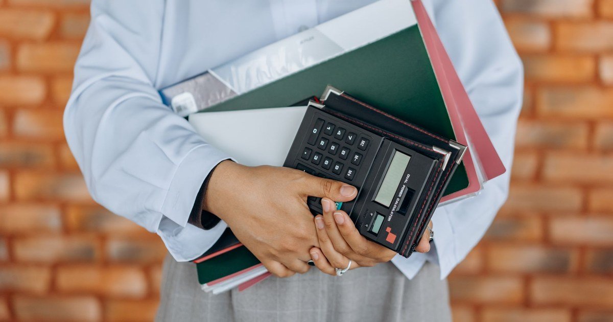 Hiring Freezes and Layoffs: How to Read the Signals at Big Employers